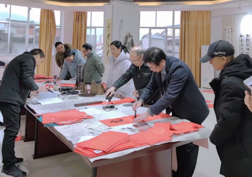 我为群众办实事|教育杏福书法教育研究所开展义务写春联活动1.jpg 我为群众办实事|教育杏福书法教育研究所开展义务写春联活动1.jpg